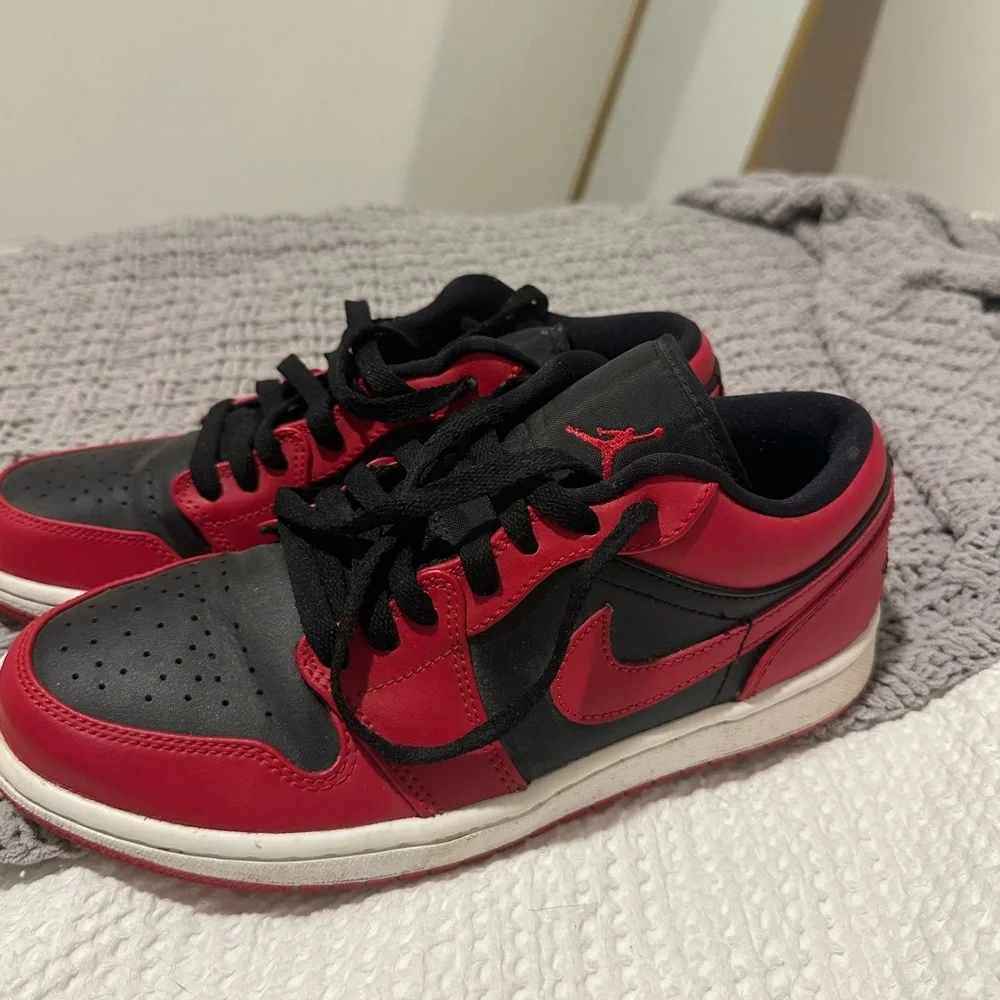 Jordan Low Top Sneaker - Black & Red